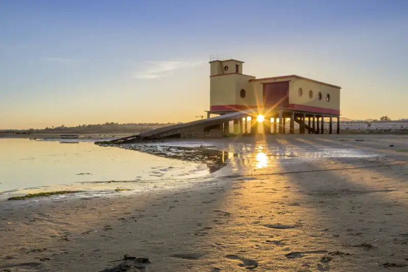 Rettungsschwimmerstation am Fuseta-Strand bei Sonnenuntergang